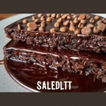 Melted chocolate texture with text overlay: "Temperagem no Micro-ondas" (Tempering in the Microwave).